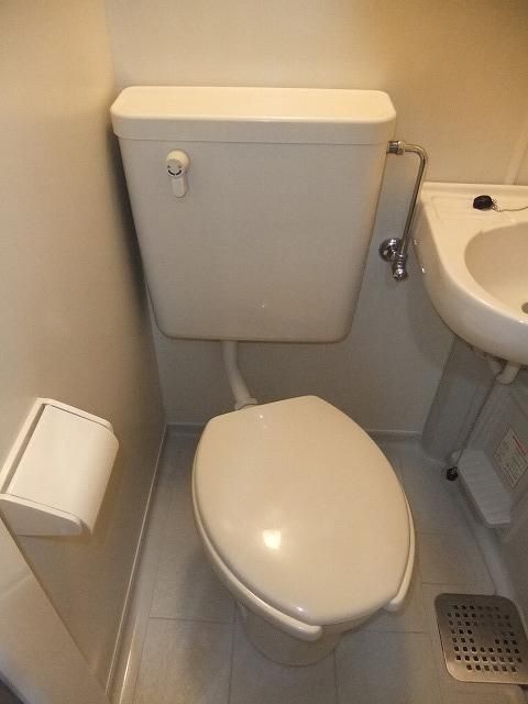 【トイレ】　（反転タイプ別室の写真です）