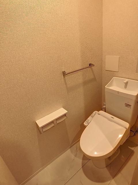 【トイレ】　工事中の室内、同タイプ別室。